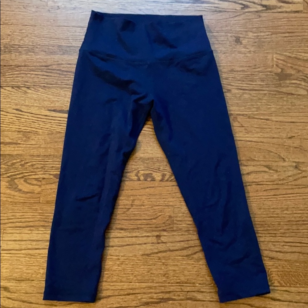 - Blue cropped LULULEMON wunder under leggin…